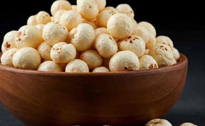 कटोरे में रखे मखाने, हेल्दी स्नैक के रूप में रोज खाने के फायदे दिखाते हुए.