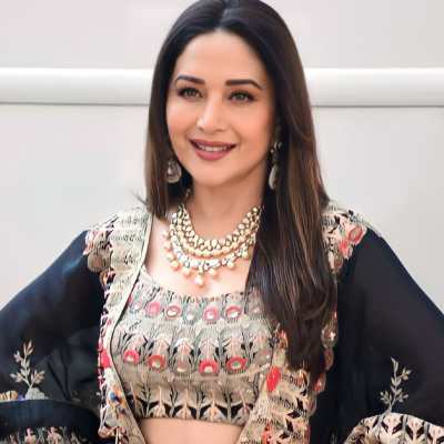Madhuri Dixit मुस्कुराते हुए पोज देती नजर आ रही हैं, जन्मदिन पर उनकी शानदार बॉलीवुड यात्रा को दर्शाती तस्वीर.