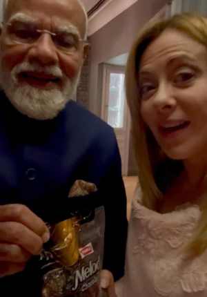 पीएम नरेंद्र मोदी इटली की प्रधानमंत्री जॉर्जिया मेलोनी को ‘मेलोडी’ टॉफी का गिफ्ट देते हुए, दोनों मुस्कुराते हुए दिखाई दे रहे हैं