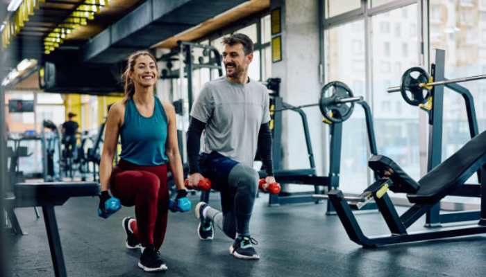 Gym में Workout करते युवक को Heart Attack के खतरे के बारे में बताते डॉक्टर