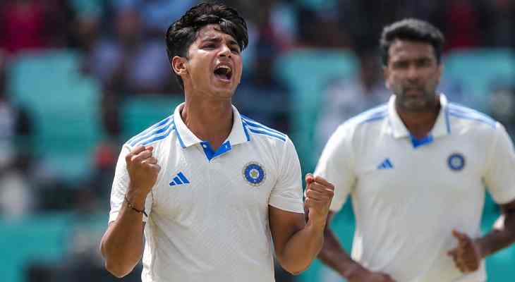टेस्ट क्रिकेट मैच के दौरान गेंदबाजी करते भारतीय स्पिनर मानव सुथार, रिकॉर्ड बनने के बाद जश्न मनाते हुए