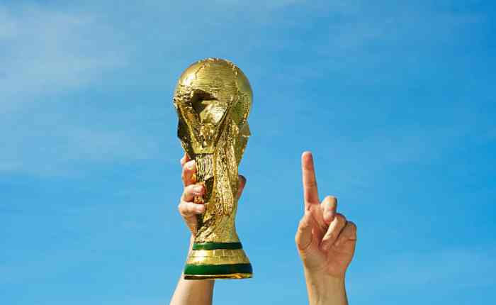 FIFA World Cup में ब्राज़ील टीम के खिलाड़ी गोल का जश्न मनाते हुए,