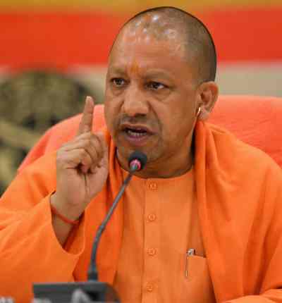 योगी आदित्यनाथ प्रेस कॉन्फ्रेंस में बोलते हुए, उंगली उठाकर महत्वपूर्ण बयान देते हुए