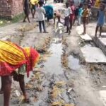 कोहरगड्डी में बदहाल सड़क पर धान की रोपाई, ग्रामीणों का अनोखा प्रदर्शन; प्रशासन से लगाई मरम्मत की गुहार