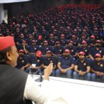 नीली ड्रेस और लाल टोपी: दो धाराओं की बीच कम होती दूरी